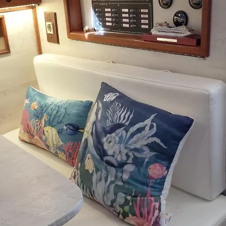 بوتيل Corralejo Boat Experience