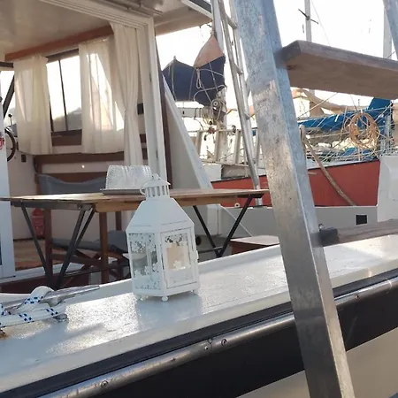 بوتيل Corralejo Boat Experience *