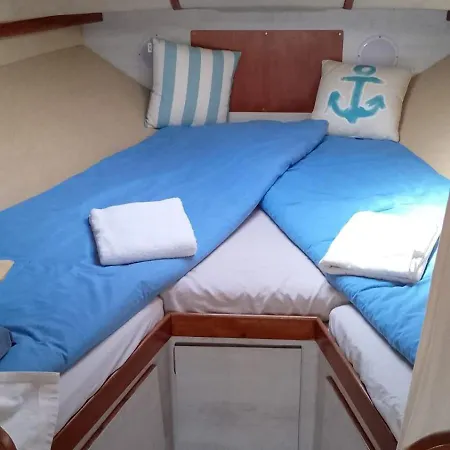 بوتيل Corralejo Boat Experience لا أوليفا