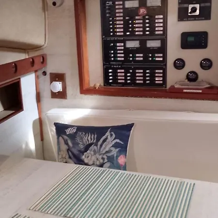 بوتيل Corralejo Boat Experience لا أوليفا